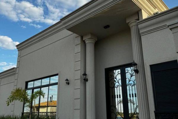 casa com detalhes molduras